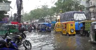 সামান্য বৃষ্টিতে নারায়ণগঞ্জের সড়কে জলাবদ্ধতা